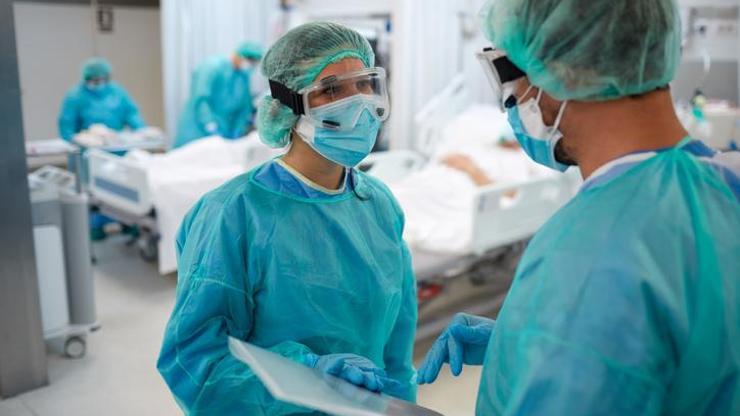 Hollandadan işte koronavirüse yakalanan sağlık çalışanlarına 15 bin euro tazminat