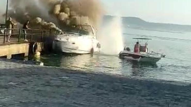 Limana bağlı tekne alev alev yandı