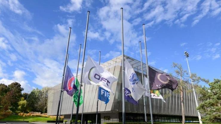 Endonezyadaki stadyum felaketi sonrası FIFA merkezinde bayraklar yarıya indirildi