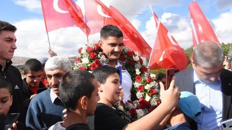 Dünya şampiyonu Taha Akgüle memleketi Sivasta coşkulu karşılama