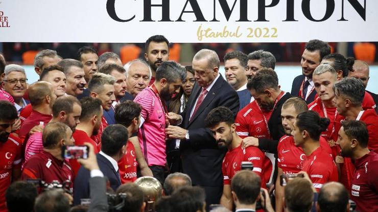 Ampute Futbol Milli Takımı, kupasını Cumhurbaşkanı Erdoğanın elinden aldı