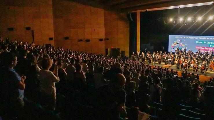 Cumhurbaşkanlığı Senfoni Orkestrası 13 yıl aradan sonra Diyarbakırda konser verdi