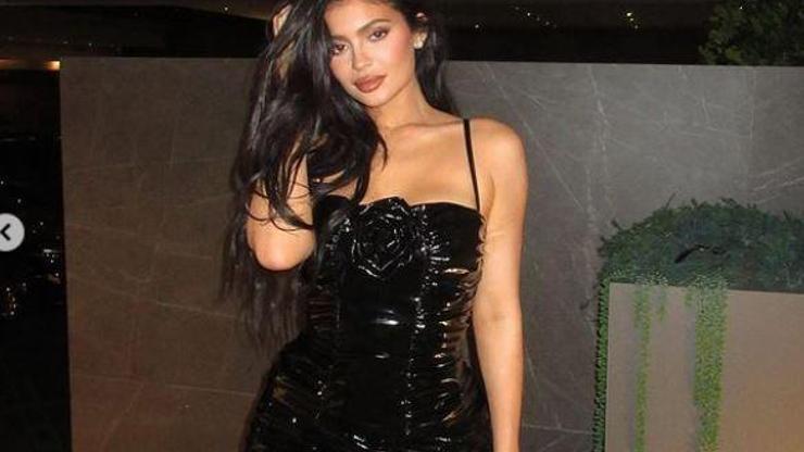 Kylie Jenner siyahlar içinde poz verdi