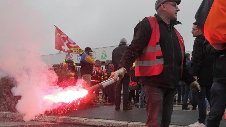 Fransa’da grev dalgası yayılıyor: Kamu çalışanları da iş bıraktı