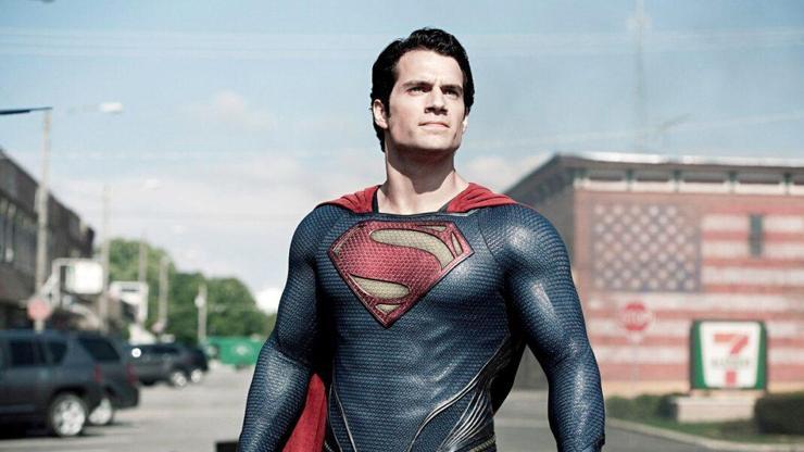 Henry Cavill DC evrenine Superman karakteri ile döndü