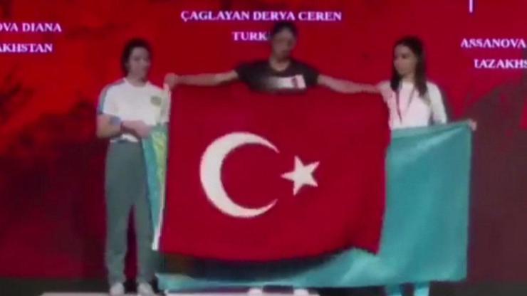 Derya Ceren Çağlayan, Kazak sporculara Türk bayrağıyla cevap verdi
