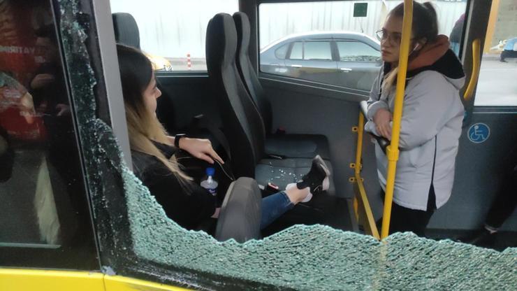Hayatının şokunu yaşadı: Otobüs camı yüzünde patladı