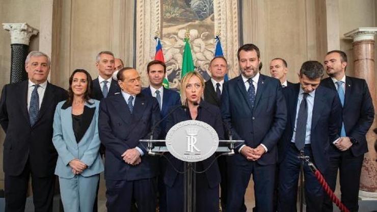Meloni, İtalya’nın ilk kadın Başbakanı olmak için hükümeti kurma görevini aldı