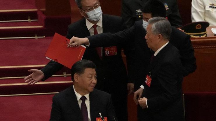 ÇKP Kongresinde eski devlet başkanı Jintao salondan çıkarıldı
