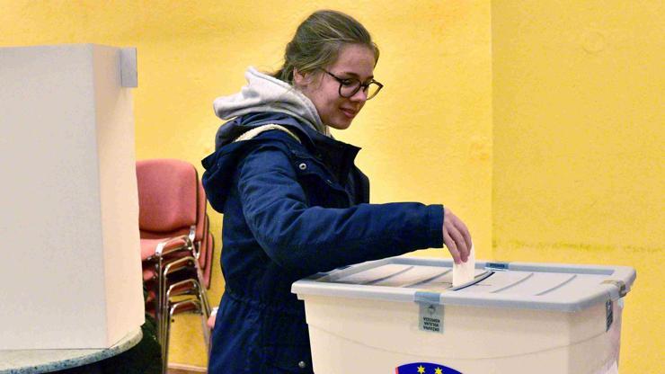 Slovenyada halk cumhurbaşkanlığı seçimi için sandık başında