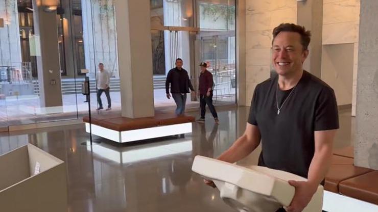 Elon Musktan Twitter binasına çıkarma Elinde lavaboyla girdi