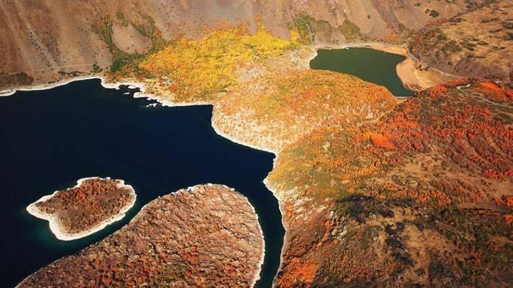 Nemrut Krater Gölü’nde sonbahar güzelliği Manzarasıyla hayran bıraktı İşte o görüntüler