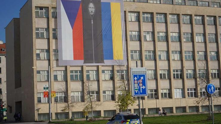 Çekyada bakanlık binasına Putinin ceset torbasında fotoğrafı asıldı