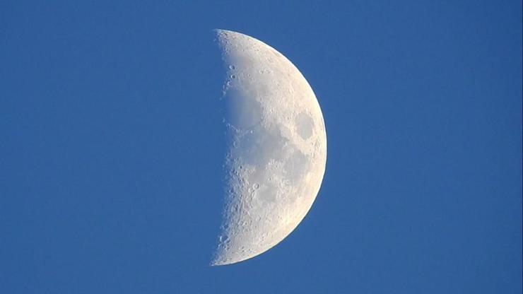 Gün batımında yarım Ay görsel şölen oluşturdu