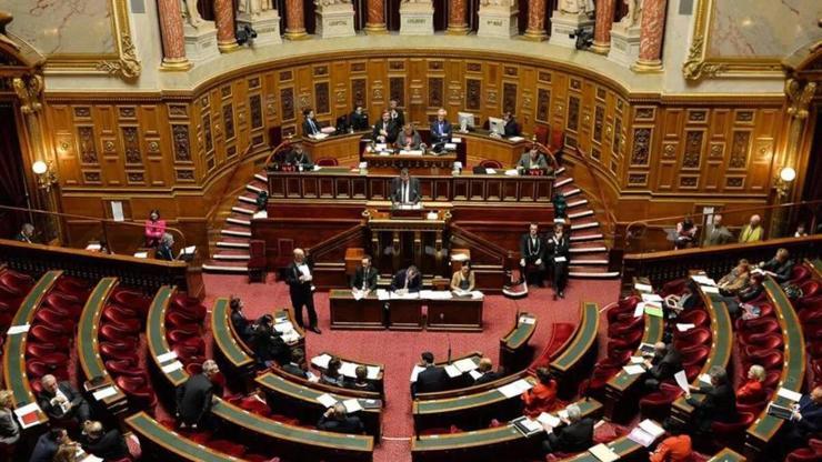 F﻿ransada parlamento oturumu, aşırı sağcı milletvekilinin ırkçı sözleriyle yarıda kaldı