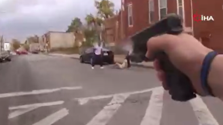 Sosyal medyanın konuştuğu görüntüler: ABDde polis, bıçaklı saldırgana bir şarjör mermi sıktı