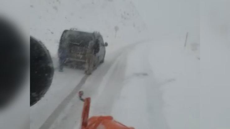 Ekipler uyardı Kar yağışı yolu kapattı