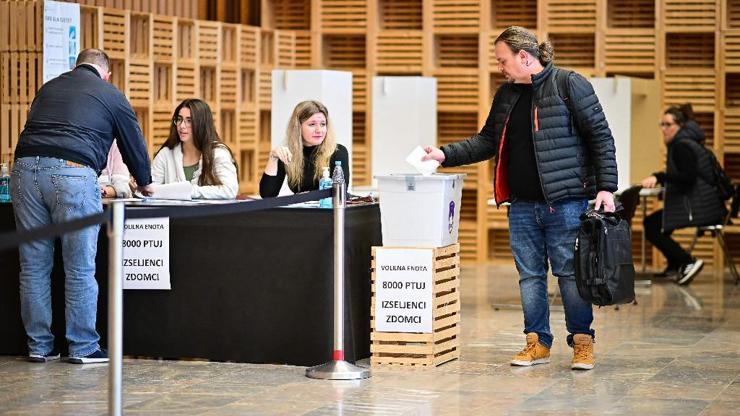 Slovenyada halk, cumhurbaşkanlığı seçiminin ikinci turunda sandık başında