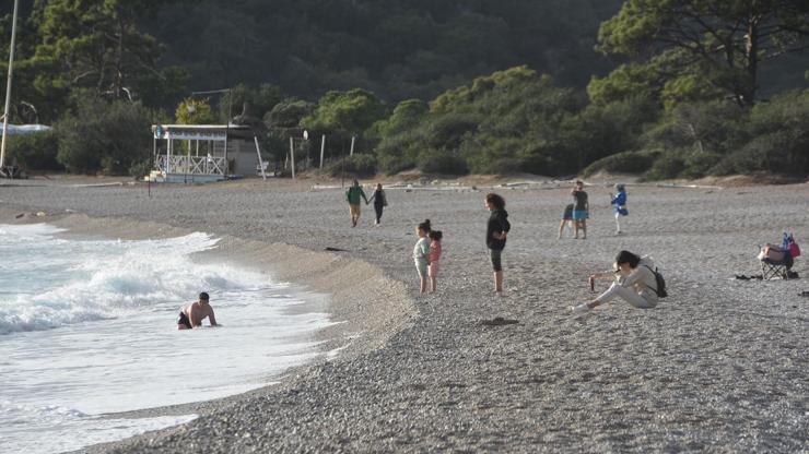 Fethiyede yabancı turistler dalgalara rağmen denize girdi