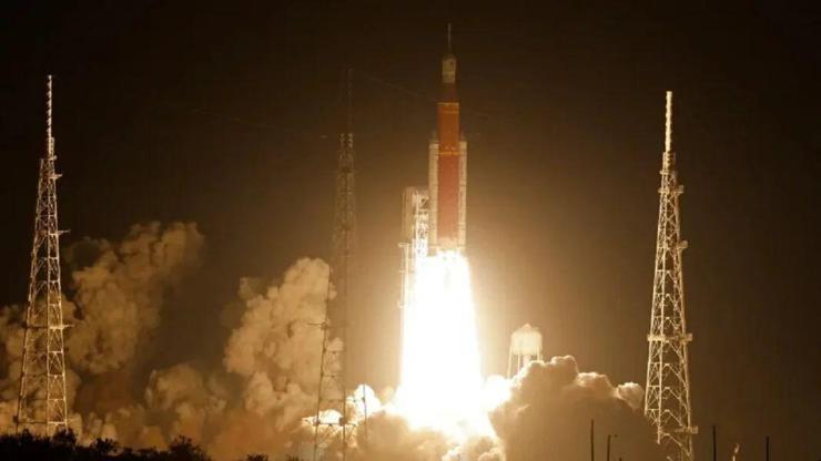 NASA, mega roketini sonunda başarıyla fırlattı