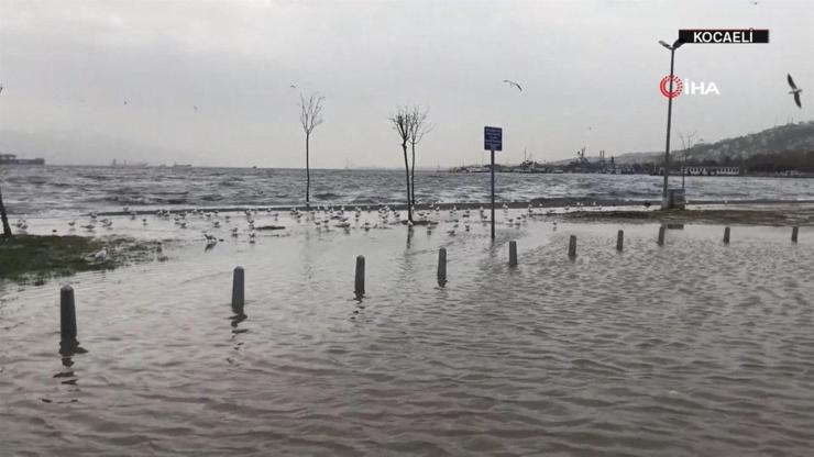 İzmir’de sokaklar göle döndü