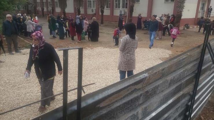 Döşemealtında okul inşaatı çevresine güvenlik barikatı