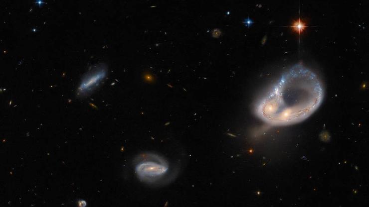 Hubble Uzay Teleskobu sıradışı galaksi birleşimini yakaladı