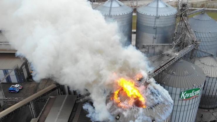 Yağ fabrikasında korkutan yangın Böyle görüntülendi
