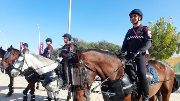 Katarda görev yapan atlı polislerimize yoğun ilgi