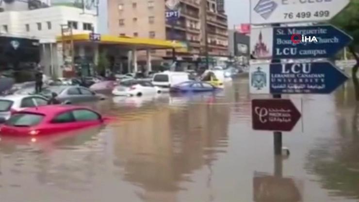 Lübnan’ı sel vurdu: Araçlar sel sularına kapıldı