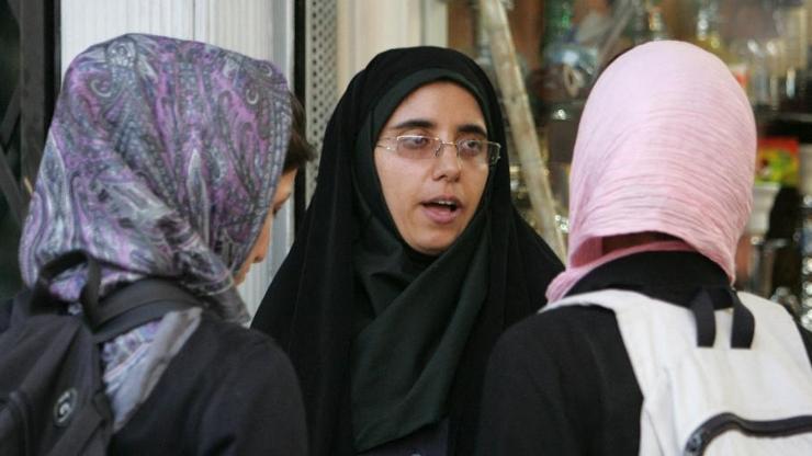 İran’da “ahlak polisi” birimi kapatılıyor mu
