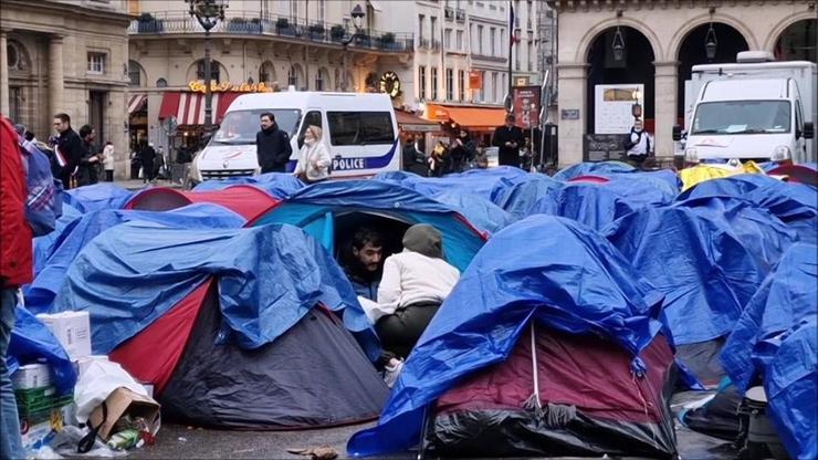 Parisin göbeğinde sokakta kalıyorlar