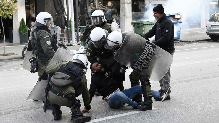 Polis şiddeti Selaniki karıştırdı