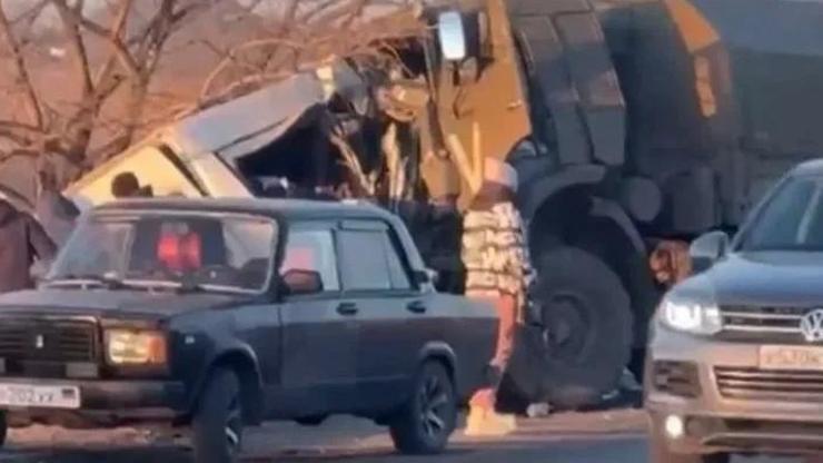 Donetskte Rus askeri aracı minibüsle çarpıştı: 16 ölü, 3 yaralı