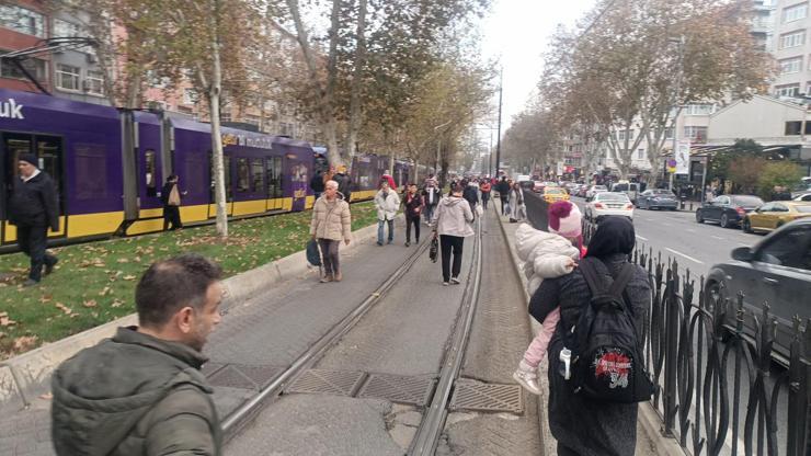 Kabataş-Bağcılar tramvay hattında arıza Yolcular raylar üzerinde yürüdü