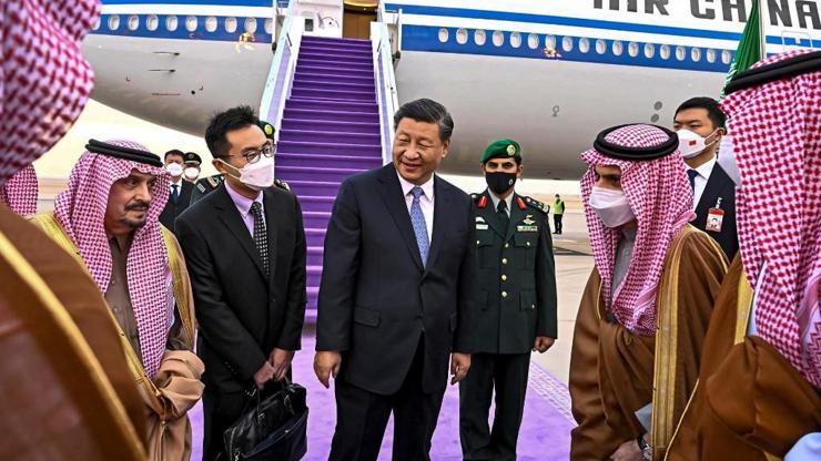 Çinden Suudi Arabistana kritik ziyaret: Savaş uçakları eşlik etti, mor halı ile karşılandı