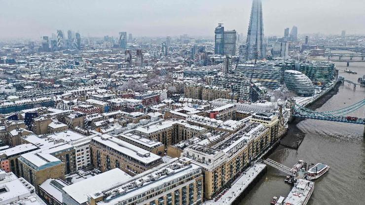 Londra’da kar yağışı ulaşımı olumsuz etkiledi