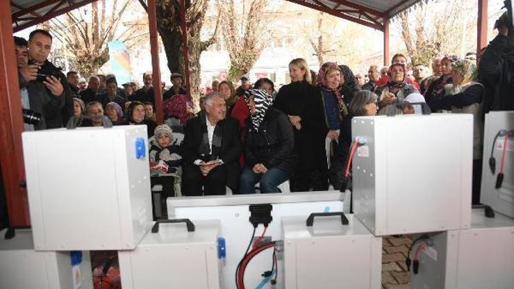 Başkan Karalar Tufanbeyli’de üreticiye mobil güneş enerjisi paneli dağıttı