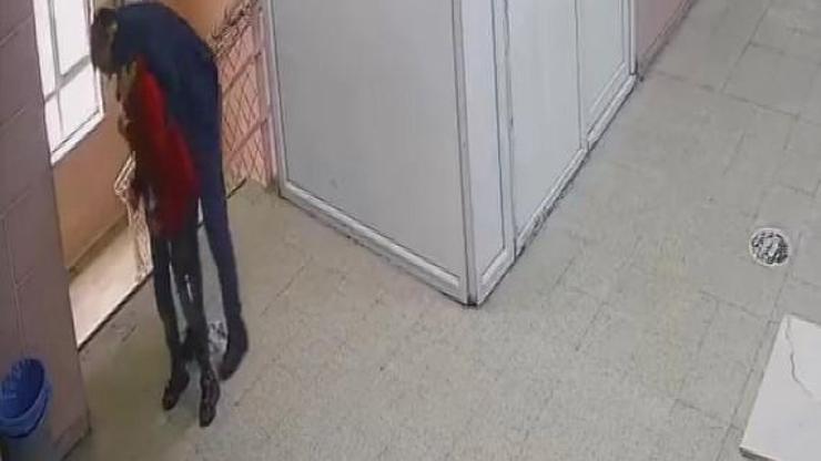 Müdür yardımcısının heimlich manevrası öğrencinin hayatını kurtardı Müdür yardımcısının heimlich manevrası öğrencinin hayatını kurtardı