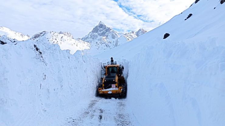 Askeri üs bölgesinde yoğun mesai: Kar kalınlığı 4 metreyi aştı