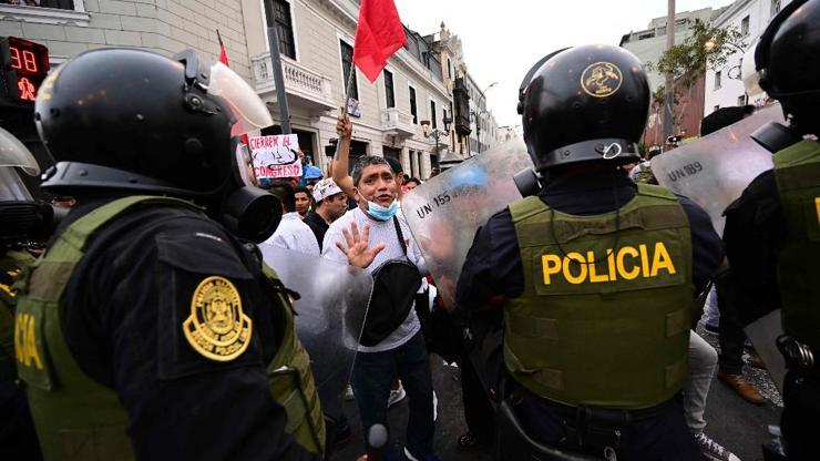 Peruda siyasi kriz: Protestolardaki ölü sayısının artmasına tepki gösteren iki bakan istifa etti