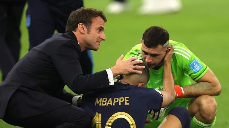 Fransa Cumhurbaşkanı Emmanuel Macron futbolcuları teselli etti