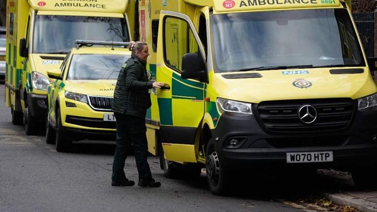 İngilterede ambulans çalışanları da grevde: Sadece öleceğinizi düşündüğünüzde 999u arayın
