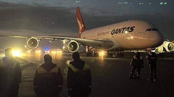 Singapur-Londra uçağı Baküye acil iniş yaptı