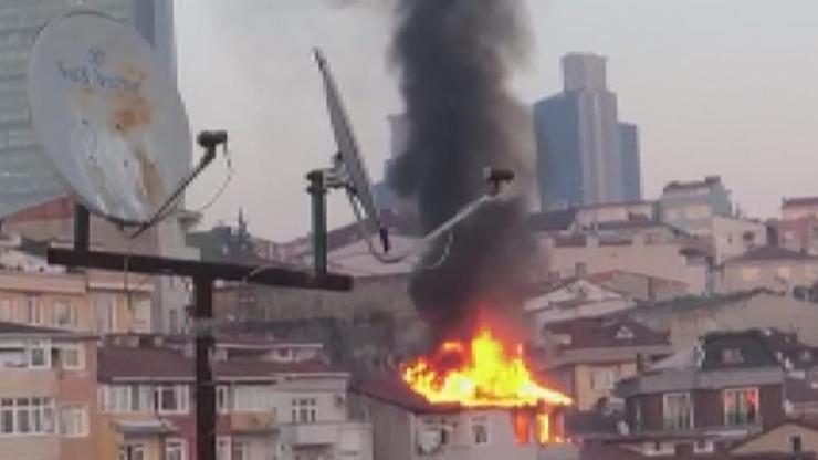 Kağıthanede binanın çatısı alev alev yandı