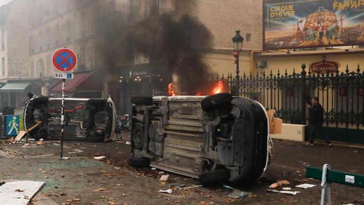 Terör örgütü PKK yandaşları Pariste: Sokakları savaş alanına çevirdiler