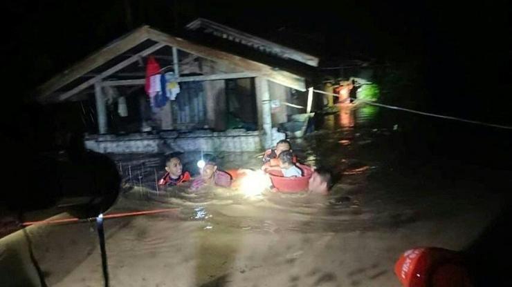 Filipinlerdeki sel felaketinde can kaybı 13e yükseldi