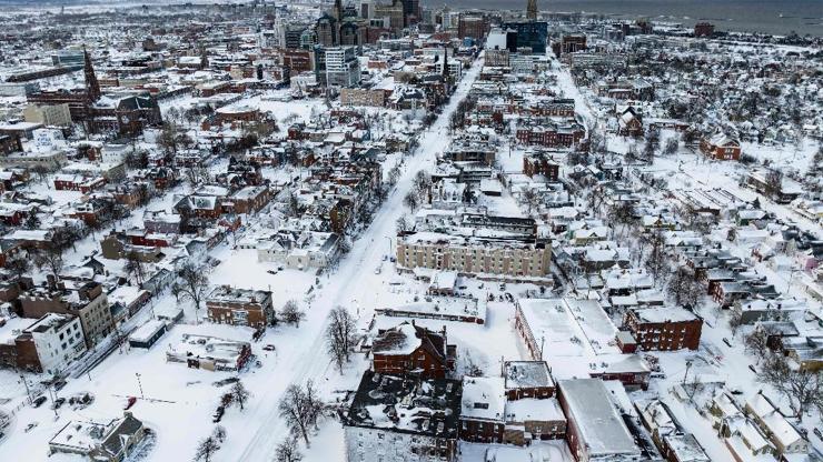 ABDde yüzyılın kar fırtınası hayatı durdurdu: Sürücüler araçlarında mahsur kaldı, uçuşlar iptal