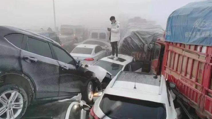 Çinde yoğun sis zincirleme kazaya neden oldu: 200 araç birbirine girdi