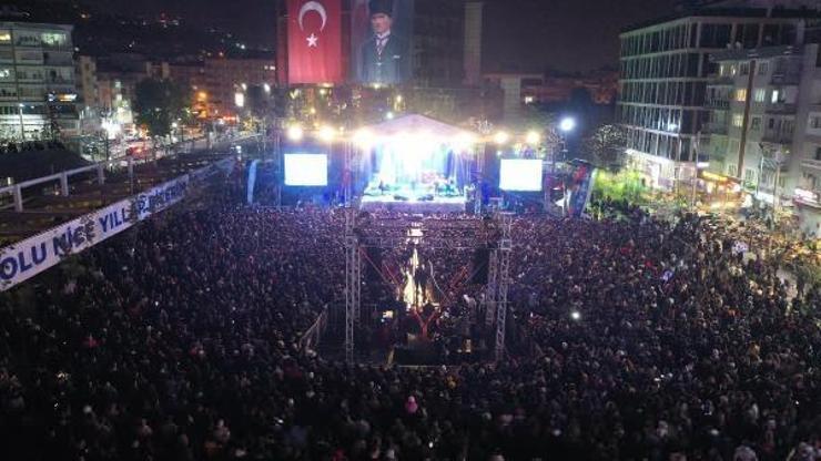 Şarkıcı Melike Şahin Aydın'da sahneye çıktı